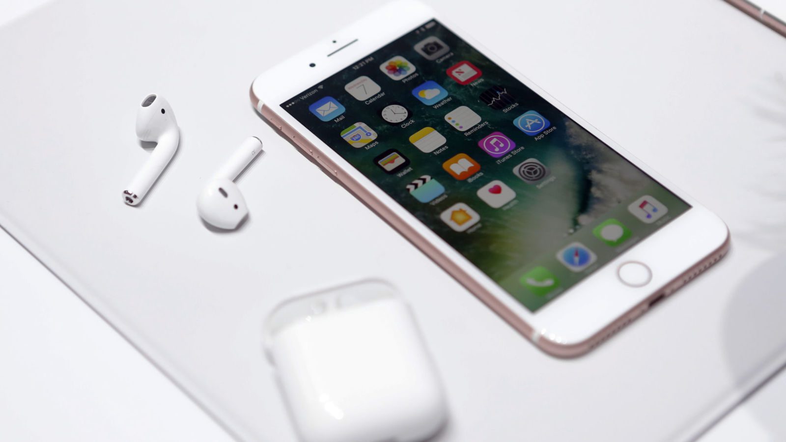 Apple reports Surprise decrease in iPhone sales during second quarter