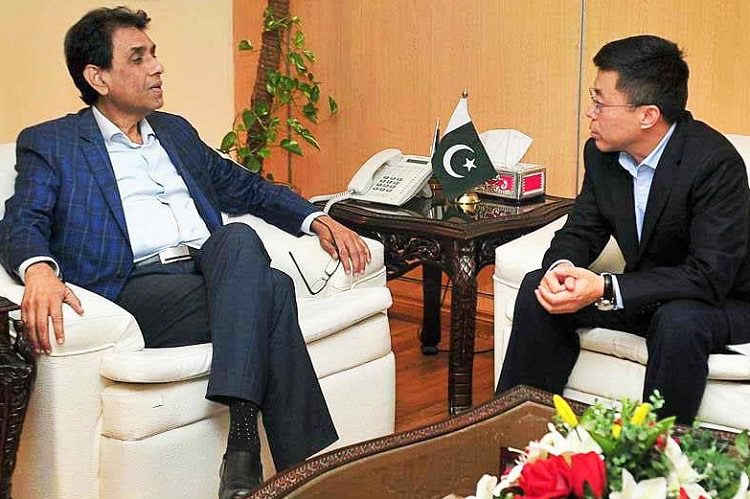 Chairman & CEO of CMPak discusses Digital future of Pakistan with Federal Minister IT Dr. Khalid Maqbool Siddique